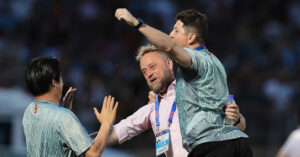 Read more about the article Lần đầu nâng Cúp cùng CAHN, HLV Polking nói lời xúc động