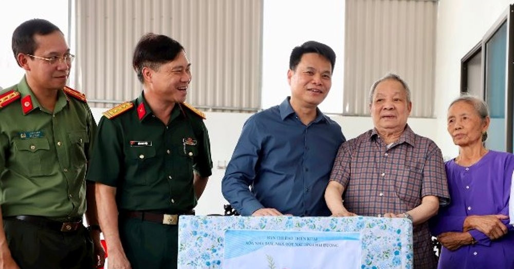 Read more about the article Lãnh đạo tỉnh Hải Dương thăm hỏi gia đình được hỗ trợ xoá nhà tạm, nhà dột nát