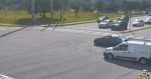 Read more about the article Lao như tên bắn vượt đèn đỏ, ô tô lật ngửa sau cú đâm kinh hoàng