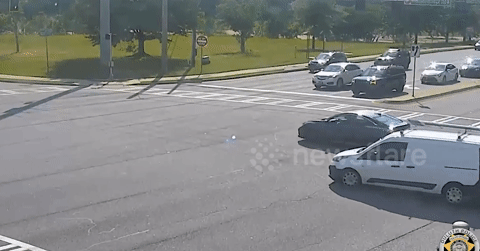 You are currently viewing Lao như tên bắn vượt đèn đỏ, ô tô lật ngửa sau cú đâm kinh hoàng