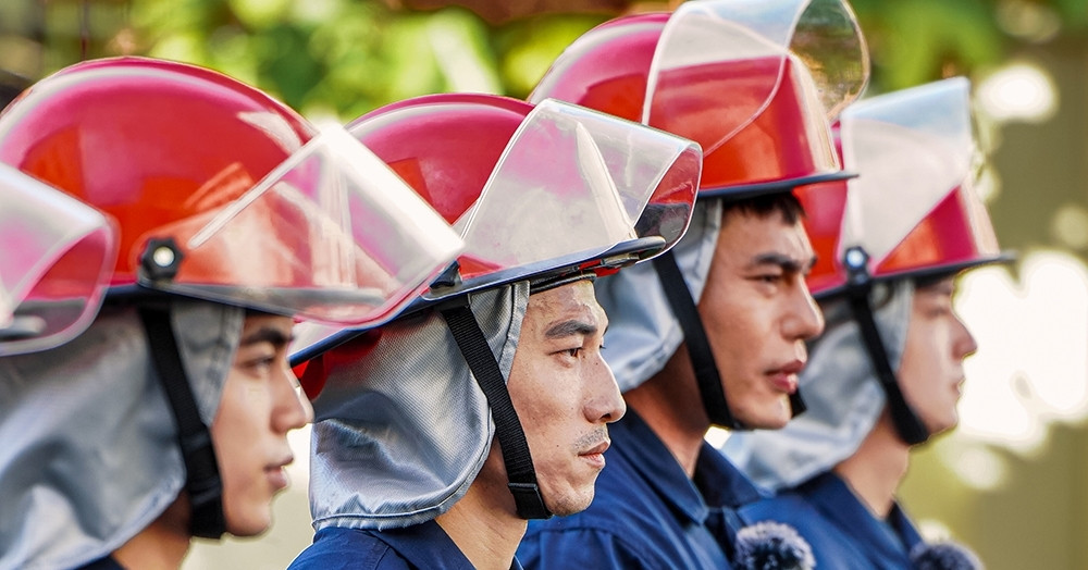 Read more about the article Lê Dương Bảo Lâm, MC Thành Trung ‘thử’ làm công an, lính cứu hoả