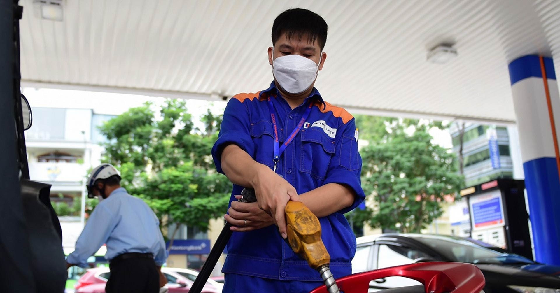Read more about the article Giá xăng tiếp tục tăng, RON 95 hướng mốc 20.000 đồng/lít