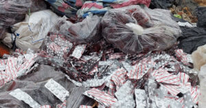 Read more about the article Lộ diện lỗ hổng giám sát tiêu hủy vụ trăm vỉ thuốc còn hạn sử dụng vứt ở đường