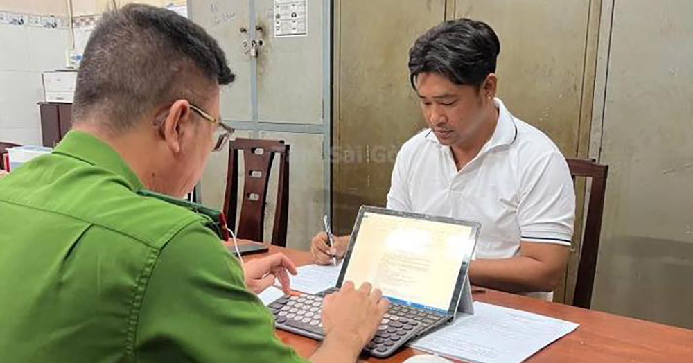 You are currently viewing Lời khai của người đàn ông chờ 2 trẻ em, chặn ô tô đập phá giữa phố