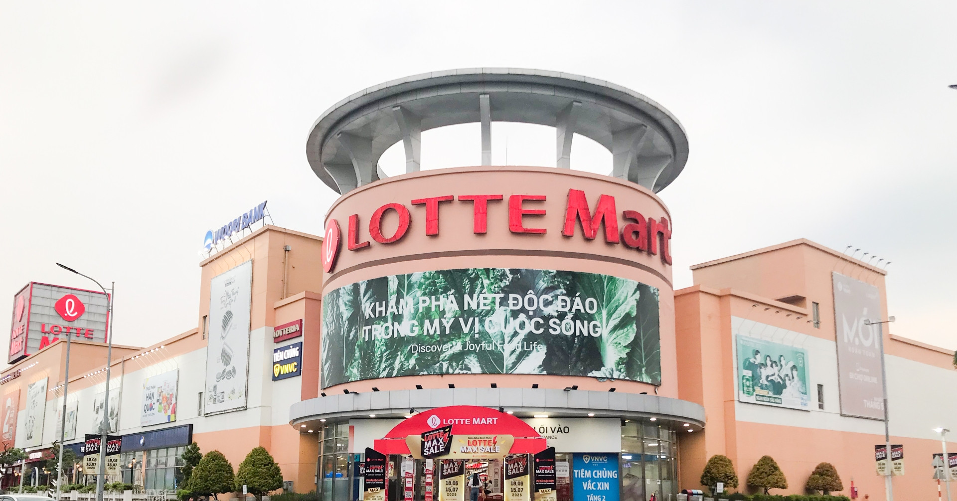 Read more about the article Lotte Mart hút khách với siêu khuyến mại giữa năm 