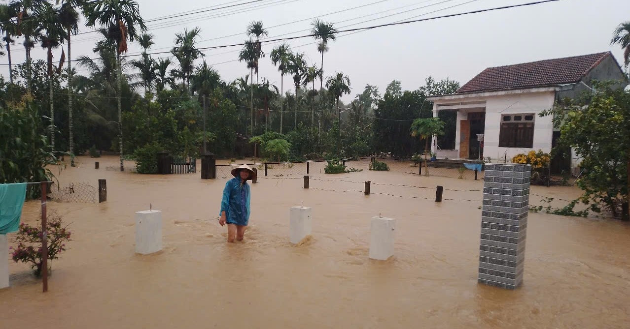 Read more about the article Lũ tràn vào trong đêm, người dân thốt lên ‘không kịp trở tay’