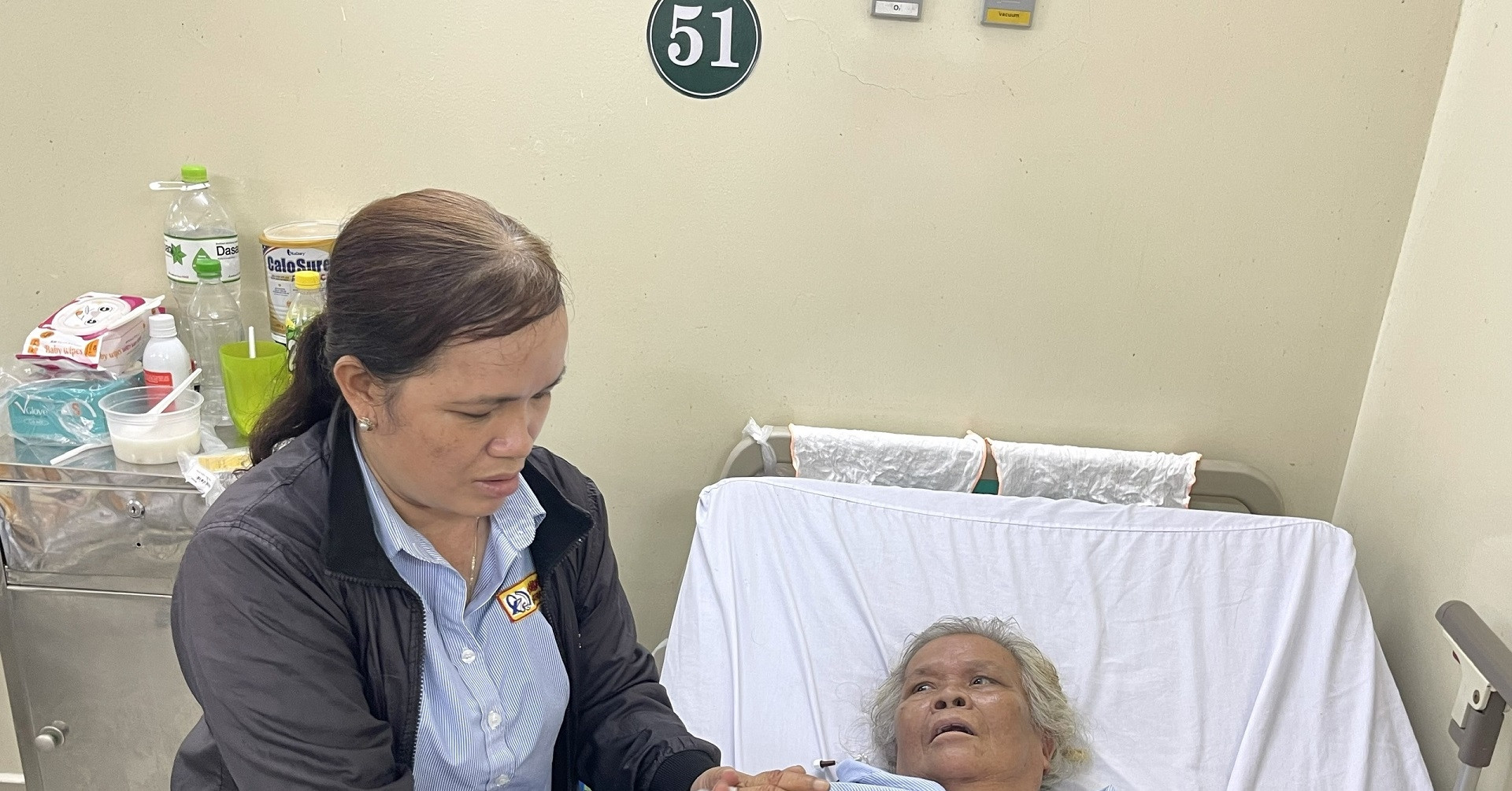 Read more about the article Không có 80 triệu đồng đóng viện phí cho mẹ, con gái khẩn cầu cộng đồng giúp đỡ