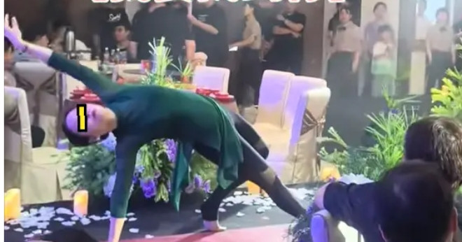 Read more about the article Mẹ biểu diễn yoga trong đám cưới con trai, quan khách ái ngại