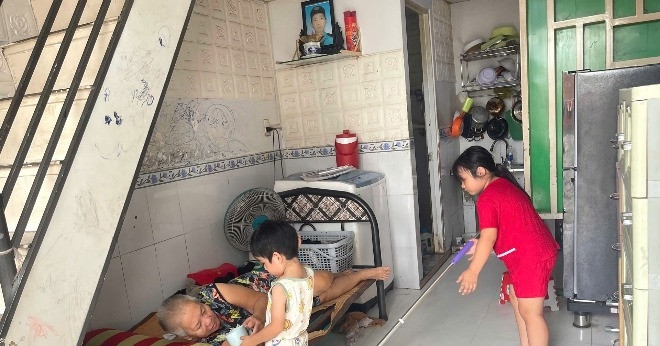 Read more about the article Mẹ già bệnh tật, con đau không có tiền đi viện, người phụ nữ bất lực bật khóc