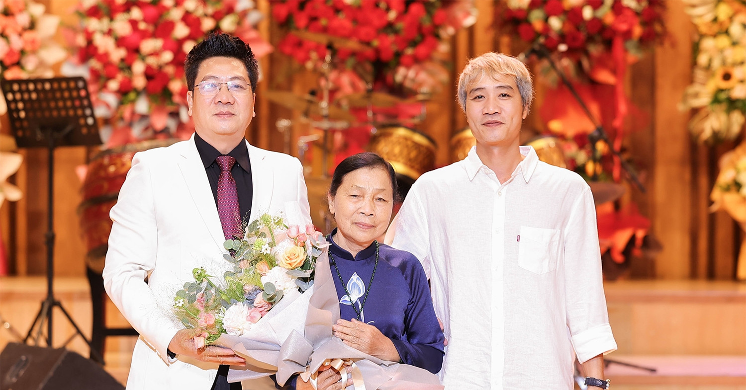 Read more about the article Mẹ NSND Quốc Hưng khóc trong ngày vui của con trai