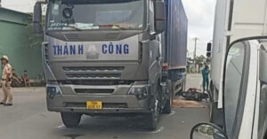 Read more about the article Mẹ và con trai 8 tuổi tử vong thương tâm dưới bánh xe container