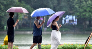 Read more about the article Miền Bắc lại có mưa lớn, xoáy thuận nhiệt đới vẫn khả năng xuất hiện ở Biển Đông