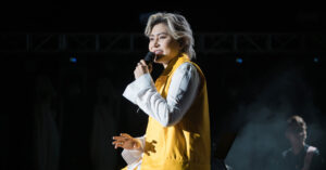 Read more about the article Món quà đặc biệt Vicky Nhung nhận được giữa sân khấu vịnh Hạ Long