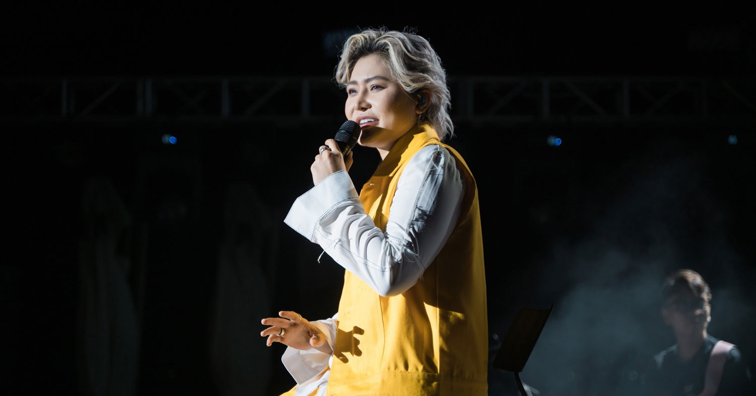 You are currently viewing Món quà đặc biệt Vicky Nhung nhận được giữa sân khấu vịnh Hạ Long