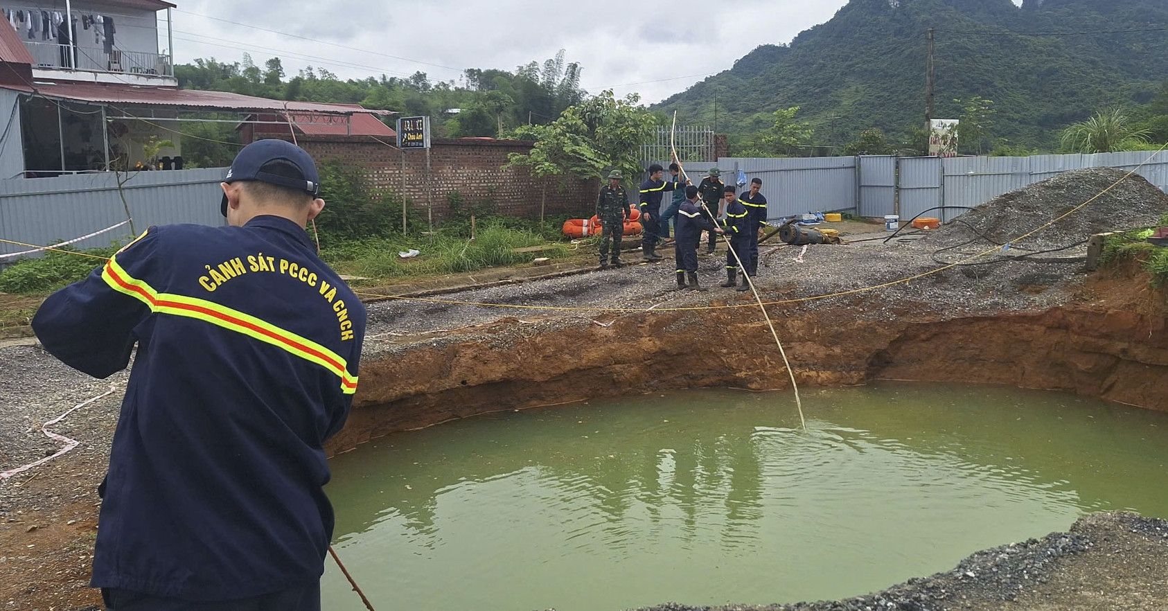 You are currently viewing Cảnh sát kể phút tiếp cận hàm ếch, tìm nạn nhân nghi rơi ‘hố tử thần’