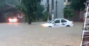 Read more about the article Mưa lớn trong nhiều giờ gây ngập sâu ở Lạng Sơn, nước tràn cả vào nhà dân