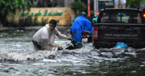 Read more about the article Mưa lớn, xe máy ngã nhào khi qua ‘rốn ngập’ khu nhà giàu ở TPHCM