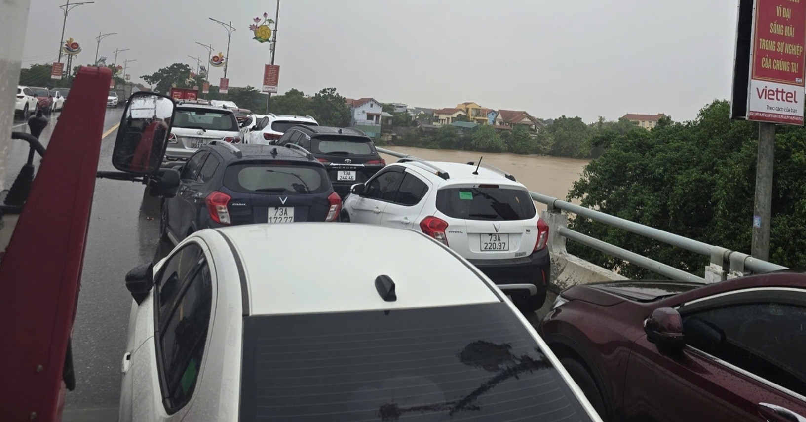 You are currently viewing Mưa xối xả, người dân ở ‘rốn lũ’ Quảng Bình đưa ô tô lên cầu tránh ngập lụt