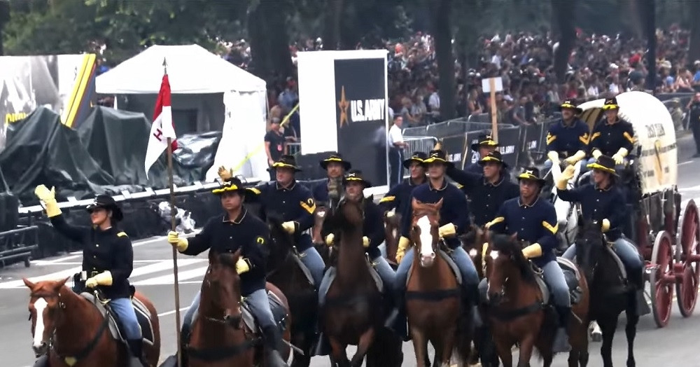 You are currently viewing Hình ảnh Mỹ duyệt binh rầm rộ kỷ niệm 250 năm thành lập Lục quân