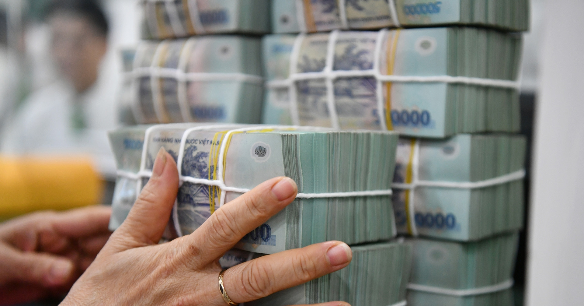 Read more about the article Nhà băng nào trả lãi suất bậc thang?