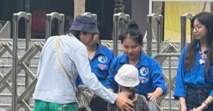 Read more about the article Nam sinh ‘vất vả nhất kỳ thi lớp 10’, đưa em gái đến điểm thi nhờ người trông hộ