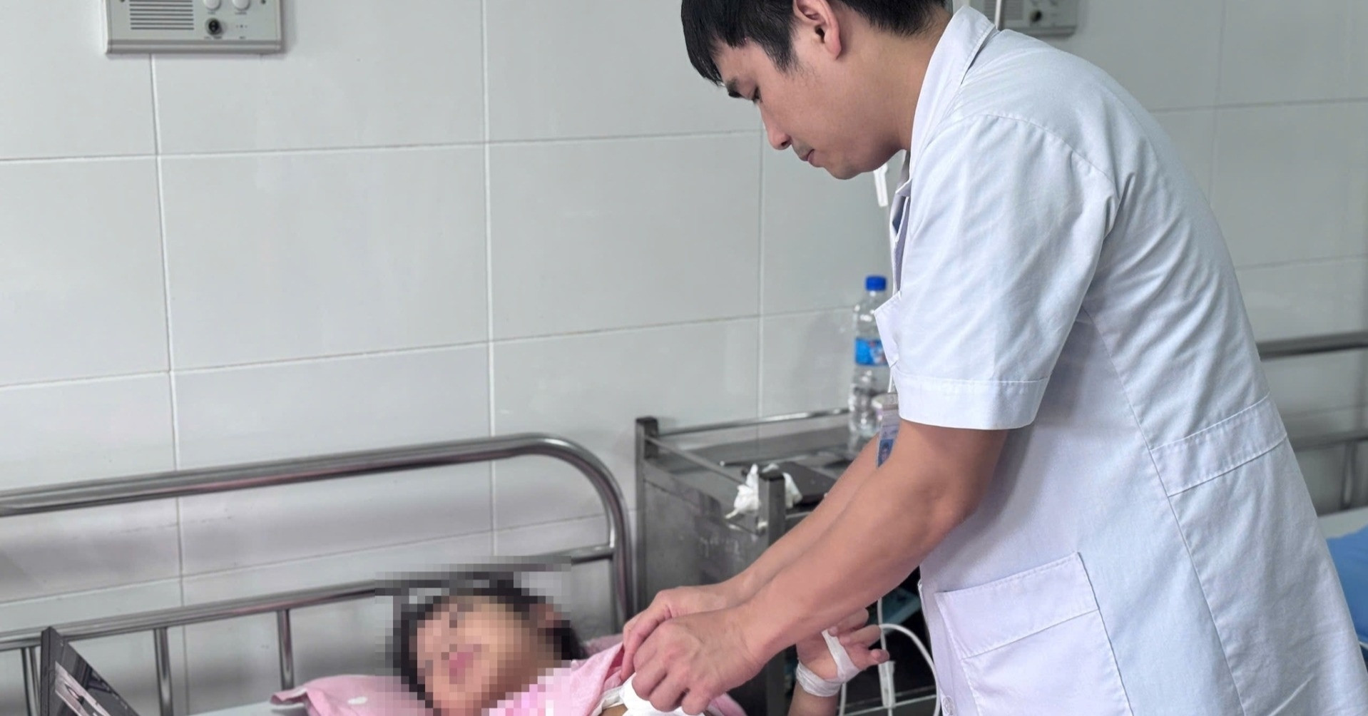 Read more about the article Ngã từ tầng 2 xuống, bé gái 7 tuổi ở Thanh Hóa phải cắt lách, thận