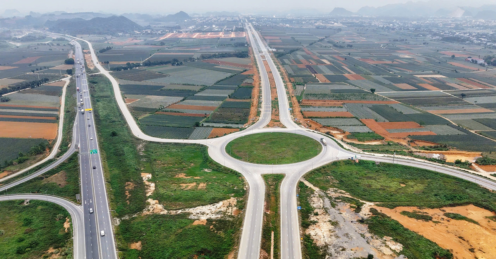 Read more about the article Ngắm đại lộ gần 2.000 tỷ đồng vừa được đặt tên ở Ninh Bình