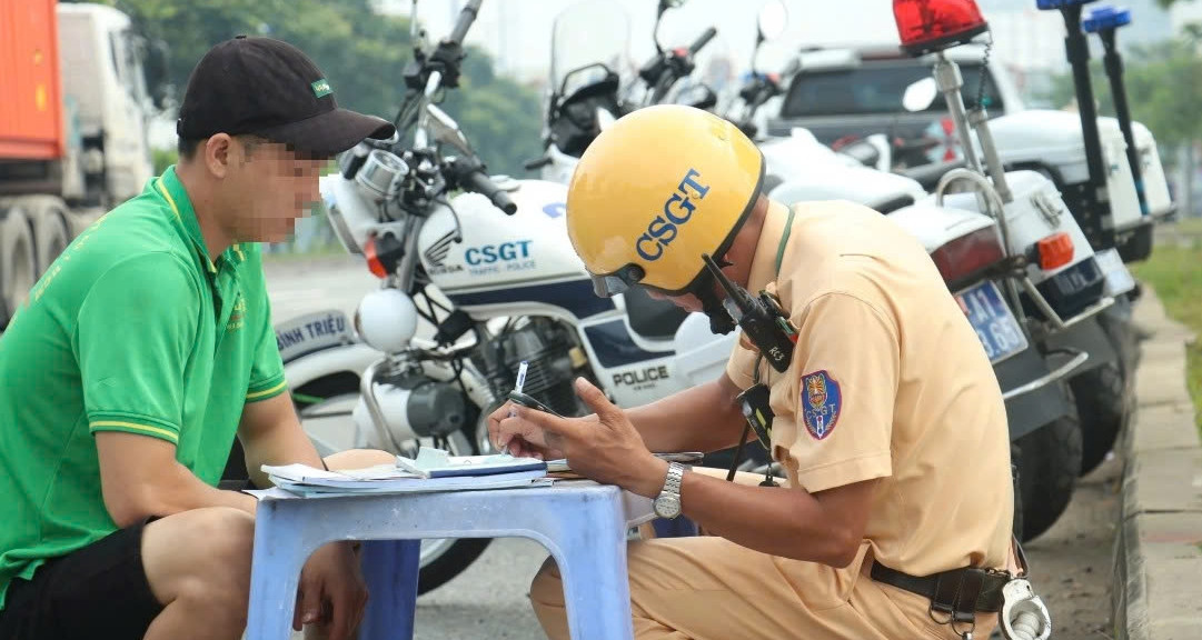 Read more about the article Mượn xe người thân, quên một trong 3 loại giấy tờ này ngậm ngùi mất tháng lương.