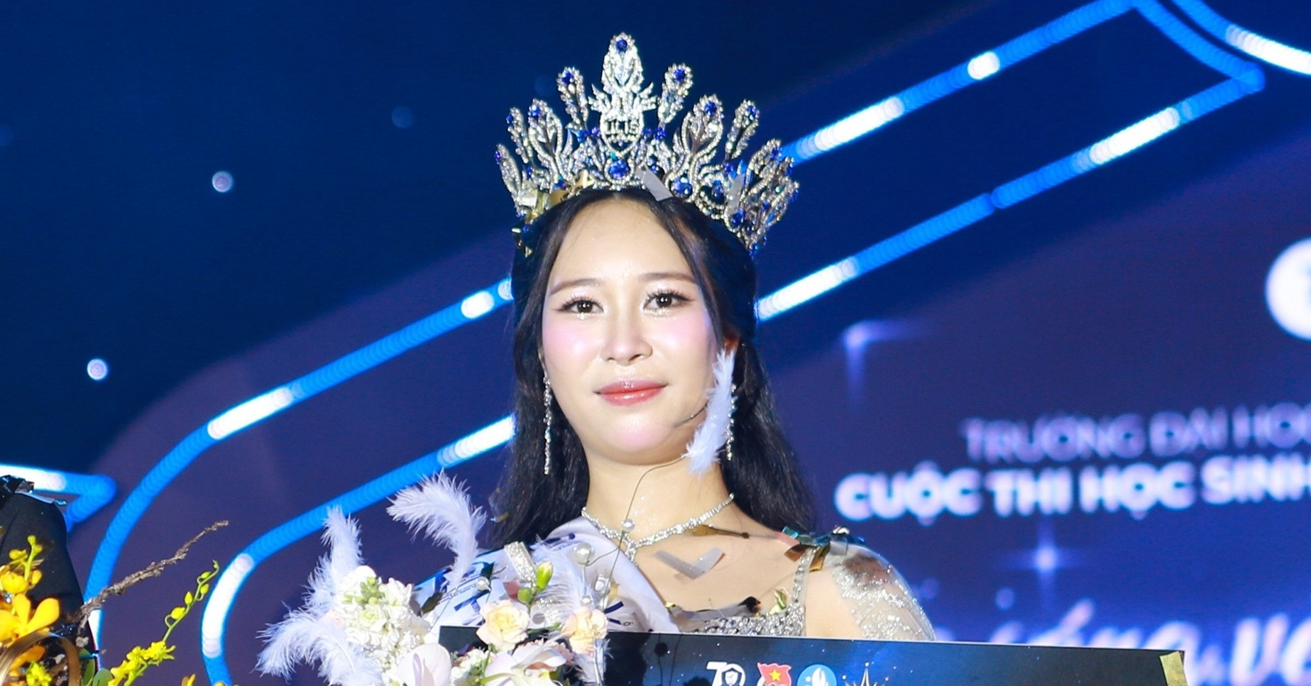 Read more about the article Ngắm nhan sắc xinh đẹp của Hoa khôi Trường Đại học Ngoại ngữ Hà Nội