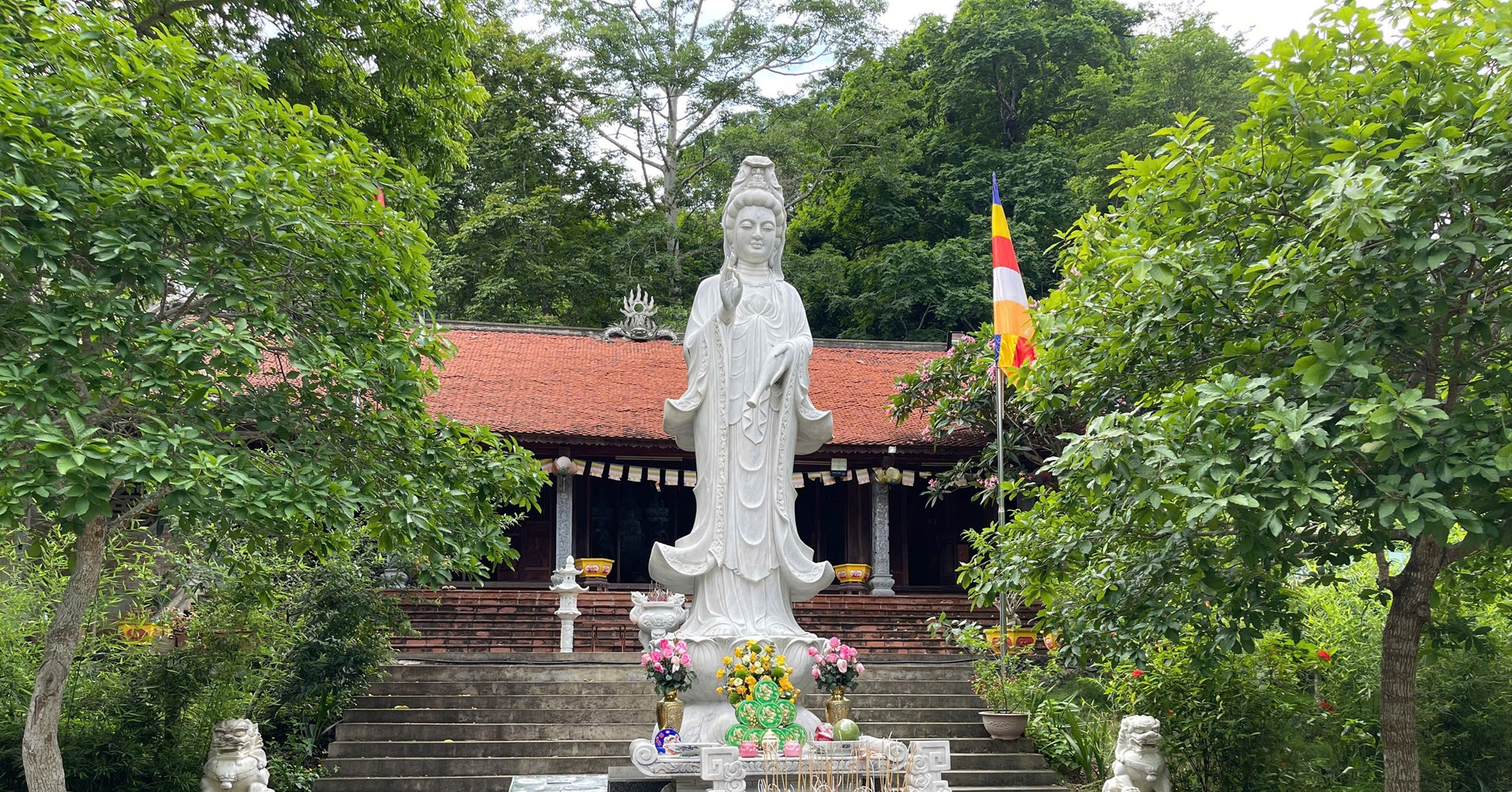 Read more about the article Ngôi chùa ẩn mình trong hang đá, hút khách nhờ video ‘triệu view’ của sư thầy