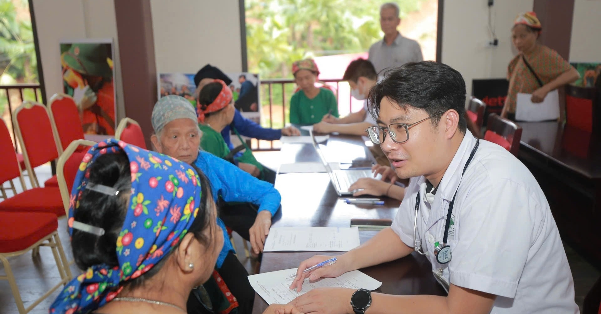 You are currently viewing Người dân Làng Nủ được các bác sĩ từ Hà Nội đến khám bệnh miễn phí