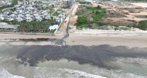 Read more about the article Người dân ngỡ ngàng trước dòng nước đen kịt đổ ra biển Vũng Tàu