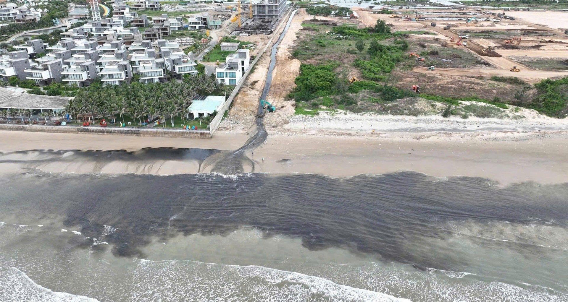 You are currently viewing Người dân ngỡ ngàng trước dòng nước đen kịt đổ ra biển Vũng Tàu