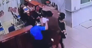 Read more about the article Người đàn ông chồm qua bàn tấn công nữ nhân viên y tế ở Nghệ An