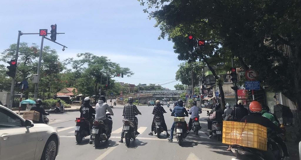 Read more about the article Hình ảnh người Hà Nội chật vật giữa nắng nóng, shipper rủ nhau ‘đình công’