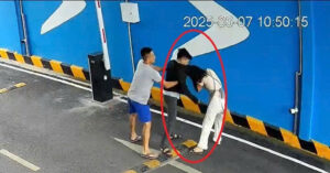 Read more about the article Người phụ nữ bị chồng cũ tìm đến tận chỗ làm túm tóc đánh liên tục vào mặt