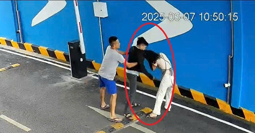 You are currently viewing Người phụ nữ bị chồng cũ tìm đến tận chỗ làm túm tóc đánh liên tục vào mặt