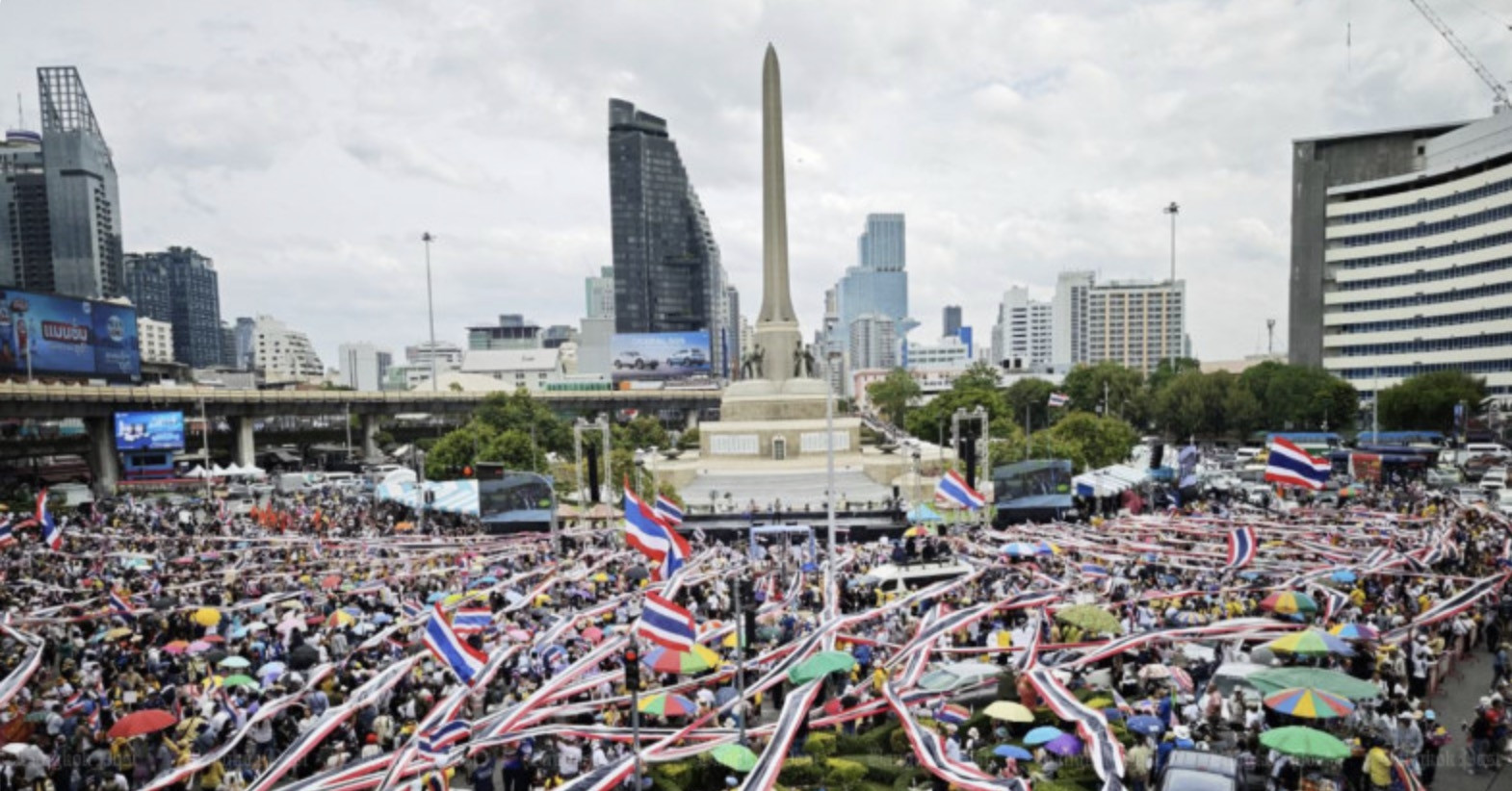 You are currently viewing Người Thái Lan biểu tình rầm rộ đòi Thủ tướng từ chức