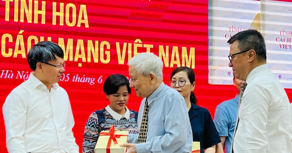 Read more about the article Nhà báo Hà Đăng ra sách ở tuổi 96