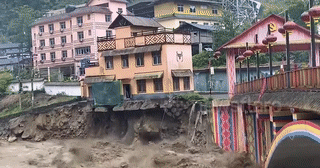 You are currently viewing Mưa lũ triền miên, nhà cao tầng đổ sập xuống sông trong chớp mắt