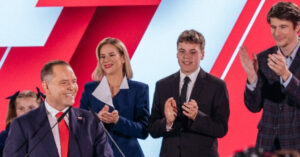 Read more about the article Nhà sử học kiêm võ sĩ quyền Anh nghiệp dư đắc cử Tổng thống Ba Lan