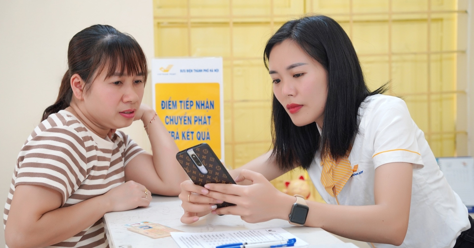 Read more about the article Nhân viên bưu điện tham gia hỗ trợ người dân Hà Nội dùng dịch vụ công trực tuyến