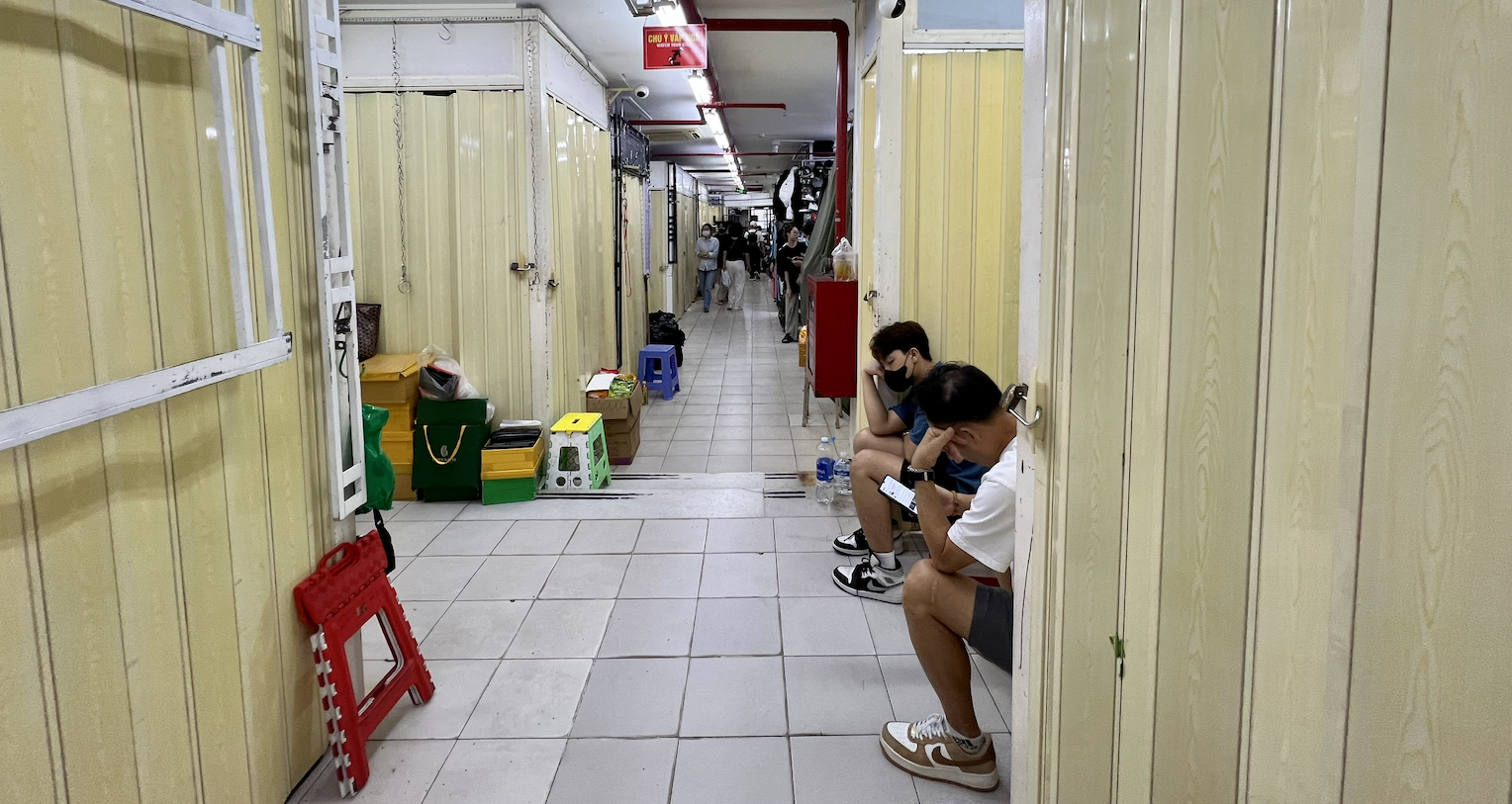 You are currently viewing Nhiều ki-ốt ở Saigon Square đóng cửa, âm thầm chuyển hàng ra ngoài né kiểm tra