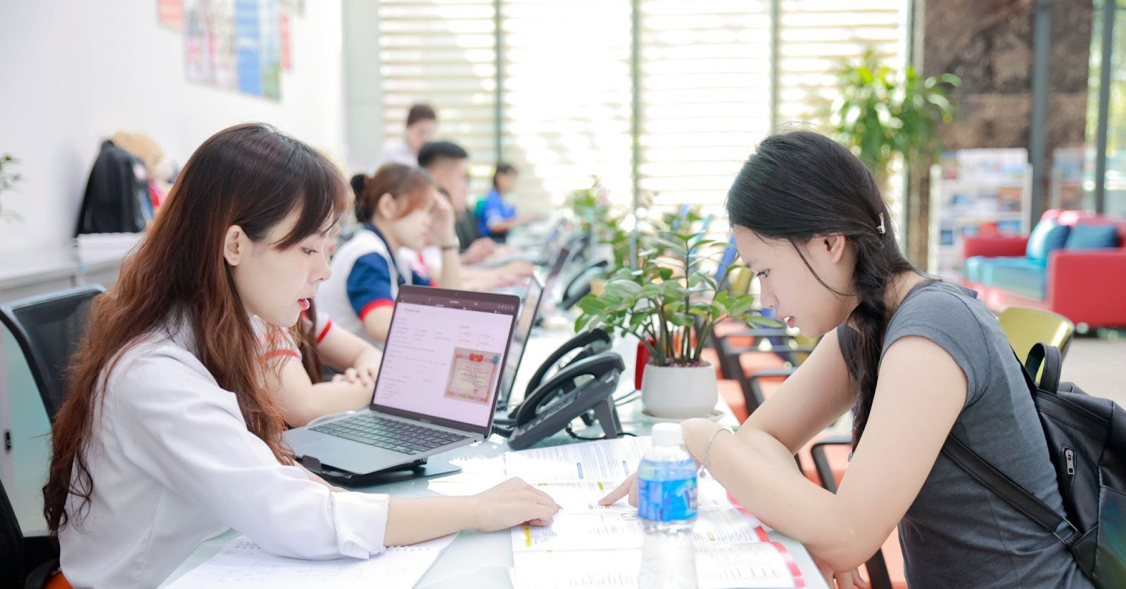Read more about the article Nhiều phụ huynh, thí sinh chủ động đăng ký xét học bạ tại UEF