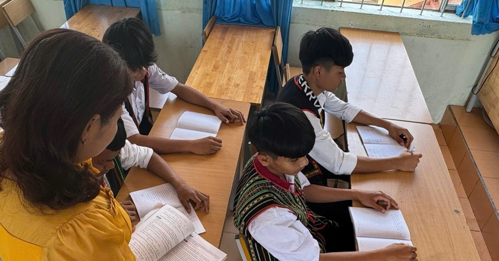 Read more about the article Những người kéo 4 học sinh Gia Rai và Ê Đê rời ruộng lúa, bẫy chim đến lớp