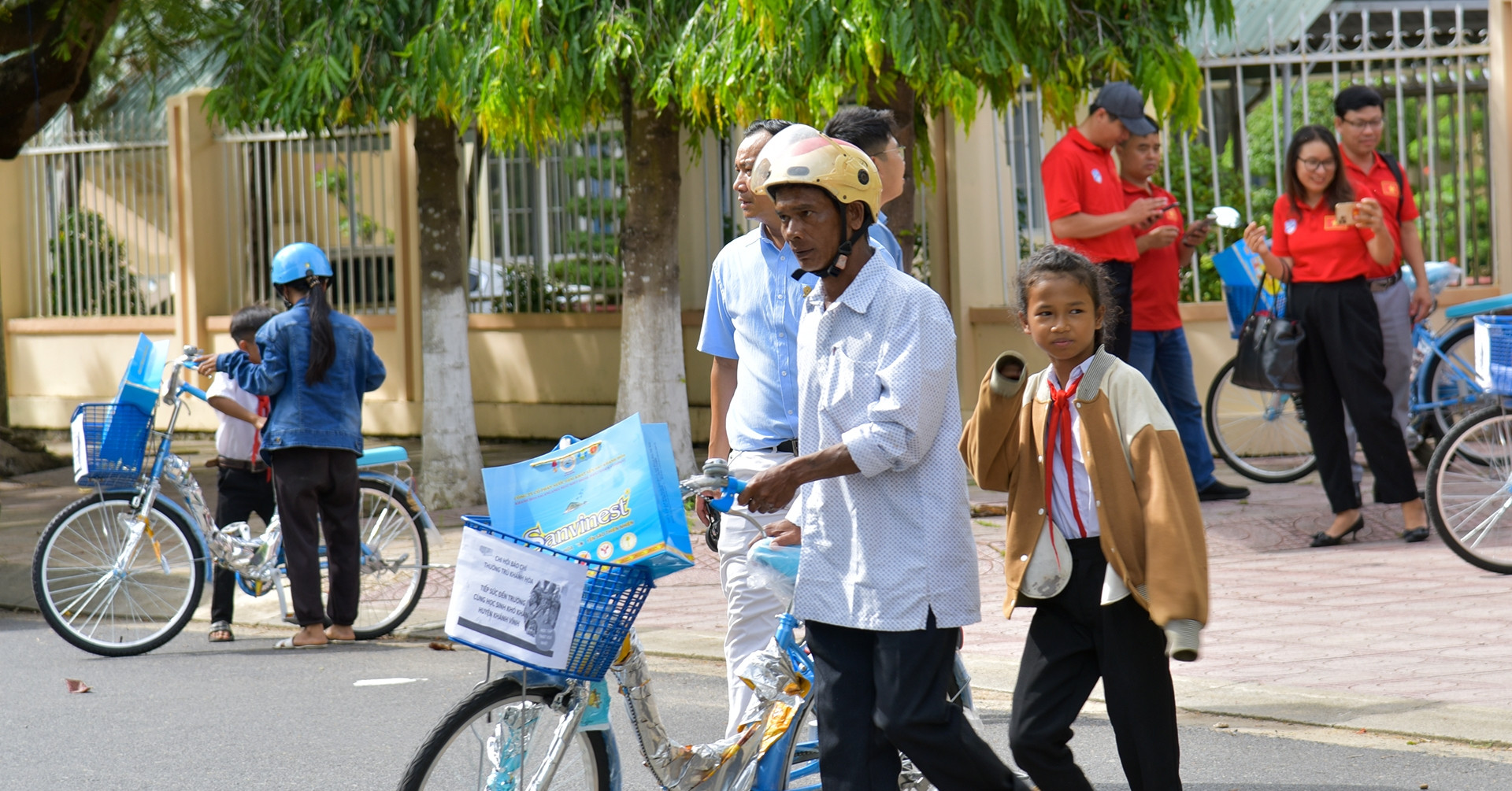 You are currently viewing Niềm vui của học sinh nghèo Raglay ở miền núi Khánh Hòa