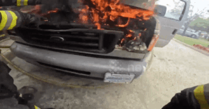 Read more about the article Nín thở xem cảnh sát giải cứu người ngồi xe lăn trong chiếc ô tô bốc cháy