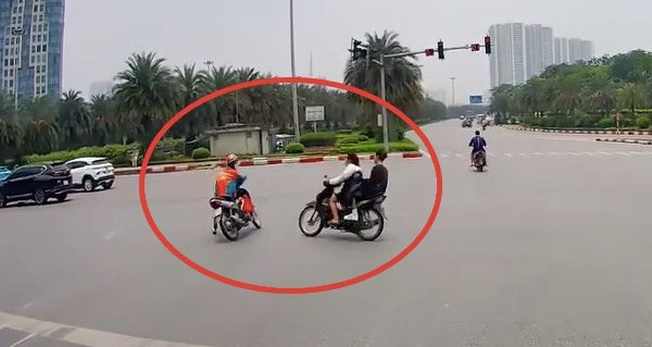 Read more about the article Hai xe máy va nhau cực mạnh do lỗi phổ biến khi qua ngã tư