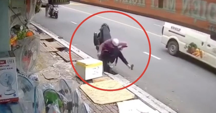 You are currently viewing Những pha đi xe máy ‘mắt để sau lưng’ và cái kết đau điếng