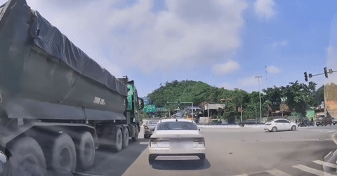 You are currently viewing Vượt ẩu, tạt đầu container thì chỉ rước hoạ vào thân